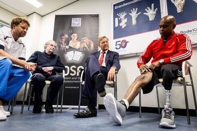 King visits Beverwijk Burns Center, Beverwijk, The Netherlands-stock-foto