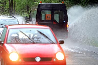?berflutete Stra?en bei Starkregen Starkregenf?lle w?hrend eines Unwetters behindern den Stra?enverkehr Essen Nordrhein--stock-foto