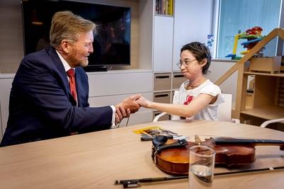 King visits Beverwijk Burns Center, Beverwijk, The Netherlands-stock-foto