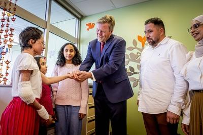 King visits Beverwijk Burns Center, Beverwijk, The Netherlands-stock-foto