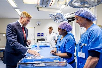 King visits Beverwijk Burns Center, Beverwijk, The Netherlands-stock-foto
