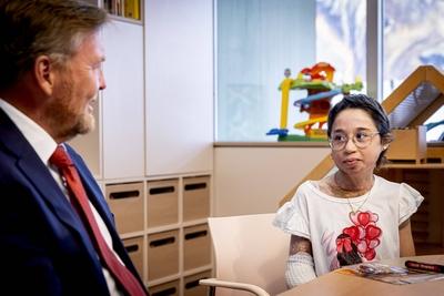 King visits Beverwijk Burns Center, Beverwijk, The Netherlands-stock-foto