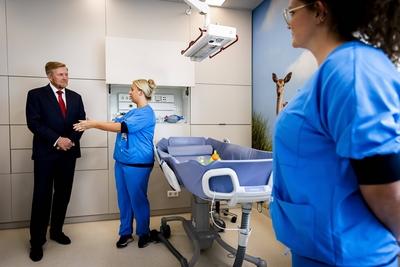 King visits Beverwijk Burns Center, Beverwijk, The Netherlands-stock-foto