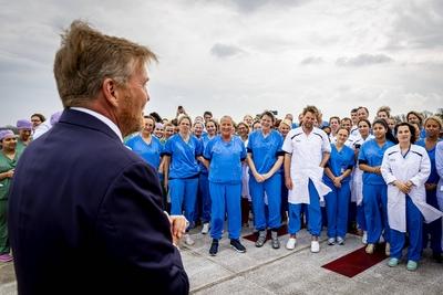 King visits Beverwijk Burns Center, Beverwijk, The Netherlands-stock-foto
