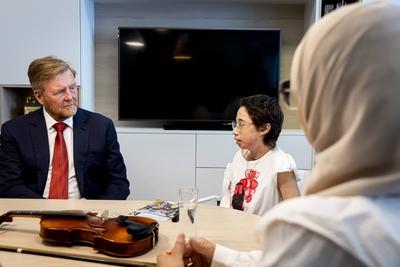 King visits Beverwijk Burns Center, Beverwijk, The Netherlands-stock-foto