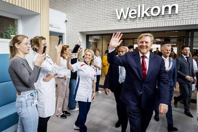 King visits Beverwijk Burns Center, Beverwijk, The Netherlands-stock-foto