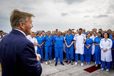 King visits Beverwijk Burns Center, Beverwijk, The Netherlands-stock-foto
