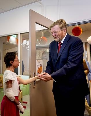 King visits Beverwijk Burns Center, Beverwijk, The Netherlands-stock-foto