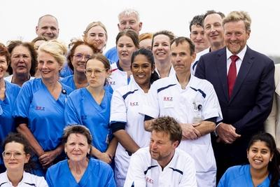 King visits Beverwijk Burns Center, Beverwijk, The Netherlands-stock-foto