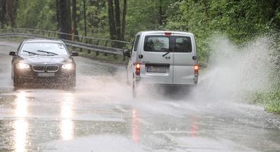 ?berflutete Stra?en bei Starkregen Starkregenf?lle w?hrend eines Unwetters behindern den Stra?enverkehr Essen Nordrhein--stock-foto