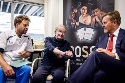 King visits Beverwijk Burns Center, Beverwijk, The Netherlands-stock-foto