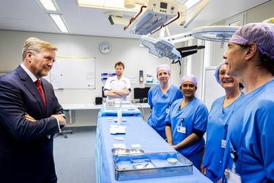 King visits Beverwijk Burns Center, Beverwijk, The Netherlands-stock-foto