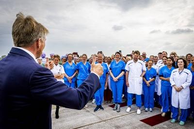 King visits Beverwijk Burns Center, Beverwijk, The Netherlands-stock-foto