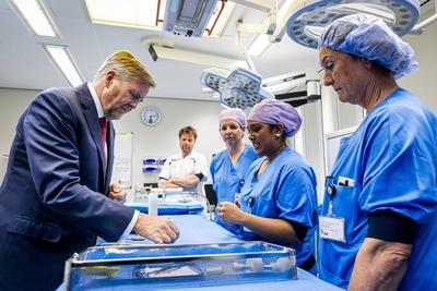 King visits Beverwijk Burns Center, Beverwijk, The Netherlands-stock-foto