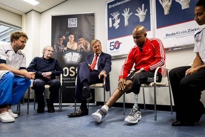 King visits Beverwijk Burns Center, Beverwijk, The Netherlands-stock-foto