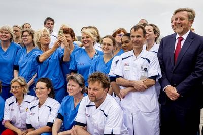 King visits Beverwijk Burns Center, Beverwijk, The Netherlands-stock-foto