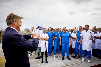 King visits Beverwijk Burns Center, Beverwijk, The Netherlands-stock-foto