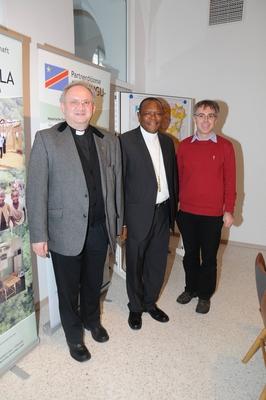 Bildnummer: 60813929  Datum: 10.12.2013  Copyright: imago/Manfred Siebinger     10.12.2013, Bischofsvikar Pr?lat Hans Reissmeier, Bischof Fridolin Ambongo Besungu von der Salzburger Partnerdi?zese Bokungu-Ikela, Markus Ro?kopf, Pressekonferenz, Salzburg 10.12.2013, Bischofsvikar Pr?lat Hans Reissmeier, Bischof Fridolin Ambongo Besungu von der Salzburger Partnerdi?zese Bokungu-Ikela, Markus Ro?kopf, Pressekonferenz, Salzburg People Gesellschaft Religion x0x xkg 2013 hoch 10.12.2013 Bischof Fridolin Ambongo Besungu Partnerdi?zese Bokungu Ikela Pressekonferenz Salzburg Bischofsvikar Pr?lat Hans Reissmeier Markus Ro?kopf-stock-foto