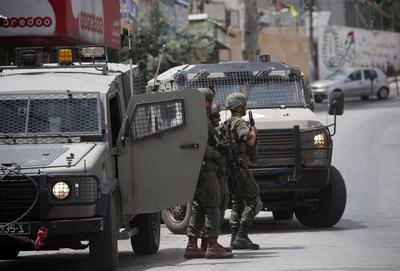 Israeli Special Forces raid a house in Hashashin area in Balata Refugee Camp, east of Nablus, West Bank-stock-foto