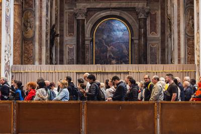 Zehntausende Gl?ubige beim letzten Abschied im Petersdom.-stock-photo