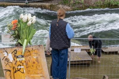 Gesperrte M?nchner Eisbachwelle, Gedenken an der Unfallstelle, verungl?ckte Surferin gestorben, M?nchen, 24. April 2025-stock-foto