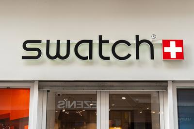 Bari, Italy - September 22, 2023: Swatch swiss watch manufacturer logo on the facade of a store *** Swatch schweizer Uhr-stock-foto