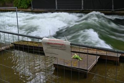 Eisbach nach toedlichem Surf Unfall weiterhin gesperrt-stock-foto