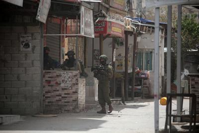 Israeli Special Forces raid a house in Hashashin area in Balata Refugee Camp, east of Nablus, West Bank-stock-foto