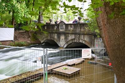 Eisbach nach toedlichem Surf Unfall weiterhin gesperrt-stock-foto