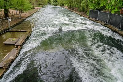 Gesperrte M?nchner Eisbachwelle, Gedenken an der Unfallstelle, verungl?ckte Surferin gestorben, M?nchen, 24. April 2025-stock-foto