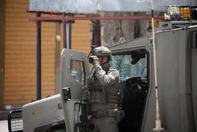 Israeli Special Forces raid a house in Hashashin area in Balata Refugee Camp, east of Nablus, West Bank-stock-foto