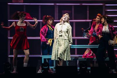 Grease-Ensemble-stock-foto