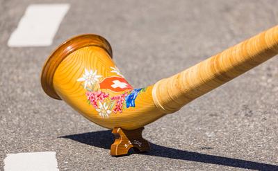 Die Alphorne werden in Handarbeit hergestellt und mit wertvollen Verzierrung geschm?ckt. (Bad Zurzach, Schweiz, 12.06.2-stock-photo