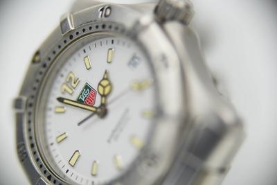 Nahaufnahme einer Schweizer Uhr von Tag Heuer.-stock-photo