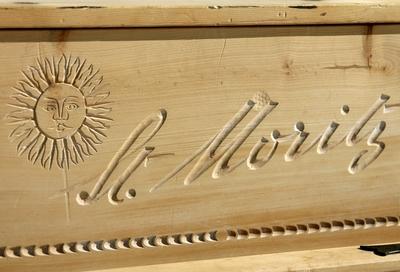 21 02 2010 St Moritz Kanton Graubuenden Schweiz Schriftzug St Moritz und eine Sonne in Holz g-stock-foto