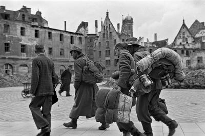 Deutsche Soldaten kehren aus dem Krieg zur?ck. Deutsche Soldaten kehren aus dem Krieg zur?ck, im Hintergrund die zerst?r-stock-photo
