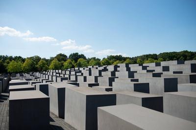 Das Denkmal f?r die ermordeten Juden Europas, kurz Holocaust-Mahnmal, in der historischen Mitte Berlins erinnert an die-stock-foto