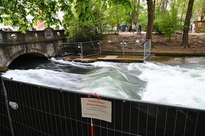 Eisbach nach toedlichem Surf Unfall weiterhin gesperrt-stock-foto