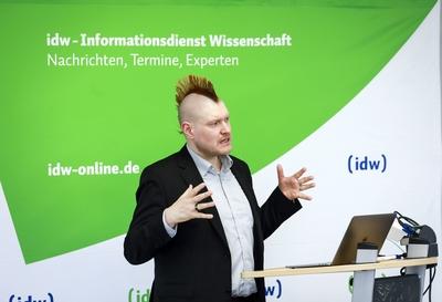 04 04 2019 Bochum Nordrhein Westfalen Deutschland Sascha Lobo beim Impulsvortrag Trends der di-stock-foto
