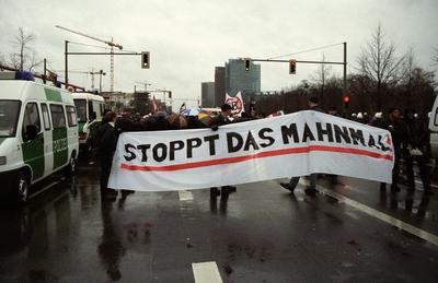 Bildnummer: 50759010  Datum: 05.01.2000  Copyright: imago/SeeligerSTOPPT DAS MAHNMAL! NPD-Anh?nger demonstrieren mit Transparenten gegen das geplante Holocaust-Denkmal in Berlin, Personen; 2000, Berlin, Demonstrationen, Demonstranten, Demonstrant, Transparent, Transparente, Schriftzug, Nationale Partei Deutschlands, Rechte, Rechter, Rechtsextremer, Rechtsextreme, Rechtsextremist, Rechtsextremisten, Rechtsextremismus, Nationalisten, Nationalismus, Mahnmal, Denkmal f?r die ermordeten Juden Europas; , quer, Kbdig, Totale, Deutschland,  , Gesellschaft-stock-foto