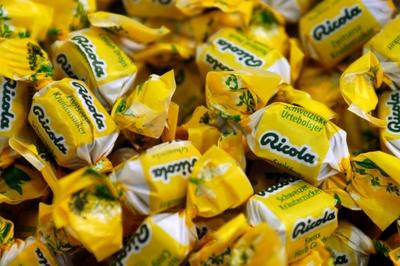 Bildnummer: 50164319  Datum: 27.01.2003  Copyright: imago/PapschRicola-Schweizer Kr?uterzucker - Schweizer Kr?uterbonbons auf der Internationalen S??warenmesse in K?ln, Objekte , Strukturen; 2003, K?ln, Messen, Fachmesse, Fachmessen, Internationale, S??waren, ISM, Schriftzug, Bonbon, Bonbons, Kr?uterbonbon; , quer, Kbdig, Einzelbild, Nahrungs und Genussmittel, Wirtschaft, Deutschland,  , Food-stock-foto