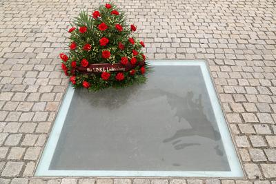 Denkmal zur Erinnerung an die B?cherverbrennung (10.5.1938) von dem israelischen K?nstler Micha Ullman mit einem rote N-stock-foto