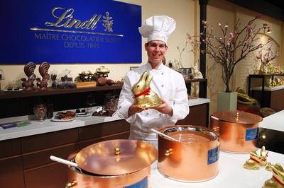 Bildnummer: 57128942  Datum: 01.03.2012  Copyright: imago/Geisser01.03.2012 Kilchberg Z?rich Medientermin Lindt Maitre Chocolatier Suisse Im Bild : Mitarbeiter posiert mit einem Goldhasen in der Hand Gesellschaft Pr?sentation Schokolade Wirtschaft xsp x0x 2012 quer Highlight SCHOKOLADE LINDT SCHWEIZ MEDIENTERMIN CHOCOLATIER MAITRE MITARBEITER HERSTELLUNG PRODUKTION  57128942 Date 01 03 2012 Copyright Imago Geisser 01 03 2012 Kilchberg Zurich  Lindt Maitre Chocolatier Suisse in Picture Employees posing with a Gold hares in the Hand Society Presentation Chocolate Economy xsp x0x 2012 horizontal Highlight Chocolate Lindt Switzerland  Chocolatier Maitre Employees Production Production-stock-foto