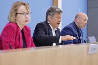 Dr. Elga Bartsch, Abteilungsleiterin Wirtschaftspolitik im BMWK, Bundesminister f?r Wirtschaft und Klimaschutz Dr. Rober-stock-foto