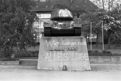 Panzer- Denkmal 30.05.1991, Chemnitz, Dresdner Strasse/ Frankenberger Strasse, Denkmal zum Tag der Befreiung am 8. Mai 1-stock-photo