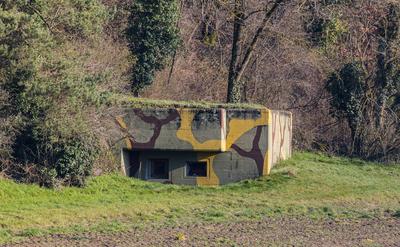 An der Grenze zu Deutschland stehen auch heute noch zahlreichen Bunker. Dieser gehört zum Artiellierwerk Full-Reuenthal.-stock-foto