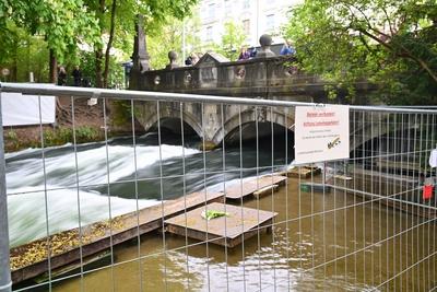 Eisbach nach toedlichem Surf Unfall weiterhin gesperrt-stock-foto
