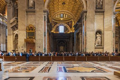 Zehntausende Gl?ubige beim letzten Abschied im Petersdom.-stock-photo