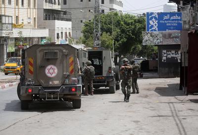 Israeli Special Forces raid a house in Hashashin area in Balata Refugee Camp, east of Nablus, West Bank-stock-foto