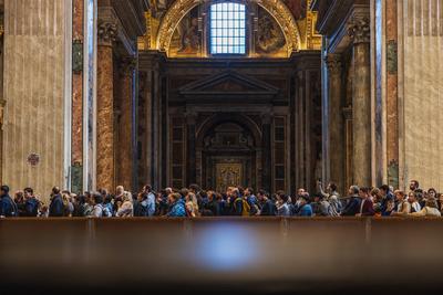 Zehntausende Gl?ubige beim letzten Abschied im Petersdom.-stock-photo